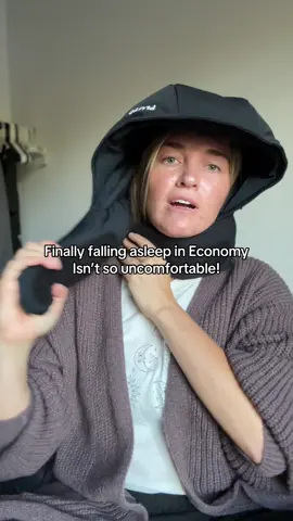 No more $15 neck pillow from the airport, this thing is worth EVERY PENNY! #flyinghack #tiktokshopcreatorpicks #travel #christmasgiftidea #bougiegiftideas 