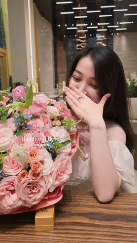 Khoảnh khắc cầu hôn đầy cảm xúc của khách nhà em 💍✨ Một bó hoa tươi – một chiếc nhẫn – và một lời “Em đồng ý” 💖 Tiệm hạnh phúc khi được góp phần nhỏ trong câu chuyện tình yêu này 🥰#cầuhôn #Love #tinhyeu #xuhuong #langman 