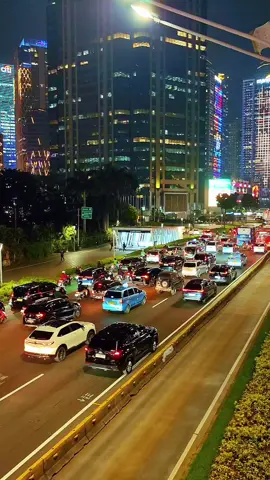 vibes malam dari jpo polda metrojaya.. sehat2 selalu badan&sehat sll pikiran😅 selamat malam&selamat istirahat.. berkah sll untuk hari ini👌 • • #citylightsjakarta #citylightvibes #jakartavibes #foryoupage #fyp 