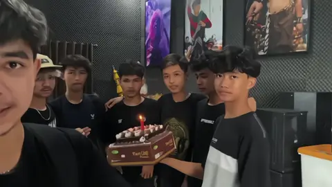 [10-10-2025] yeyy bentar lagii tim kesayangan kitaa bakal ultah yang ke-2 tahunn hihii, TIM SROTOP TV iyaa salah satu bagian GSKY yang sudah bisa di bilang senior. mungkin selama perjalanan 2 thun ini pasti tidak mudah, susah senang kalian rasakan sama sama,saling support,saling bantu, saling merangkul satu sama lain. di antara kesibukan kalian di kantor dan bisa nyempetin buat ngonten ituu effort yang luar biasa, tapi di balik itu masih bnyk fans yang jarang nnton kaliann padahal kalian jugaa seruuu😋 jujur ngerasa sedih juga masi bnyak org yg bahkan gatau srotop dan ga nnton kalian.. semoga kalian semakin sukses dan berjaya sama sama yaa, untuk mas faizin, mas reza, mas putra, mas irfak, mas feri, dan juga mas wawa, kalian semua hebatt bisa sampai di titik ini yang engga mudah dan aku salut sama pertemanan kalian seperti bukan hanya teman tapi keluarga, support merekaa ya guysss 🫰sayangg srotopppp bnyaa bnyaaa🤍 guys aku gatau vid ini bakal fyp atau engga semoga fyp yaa.. biar tim srotop lihat, klo ga fyp bakal berusaha biar rame😔  @SROTOP TV  #4u #foryoupage #srotoptv #gwsmlovers👹 #masukberanda 