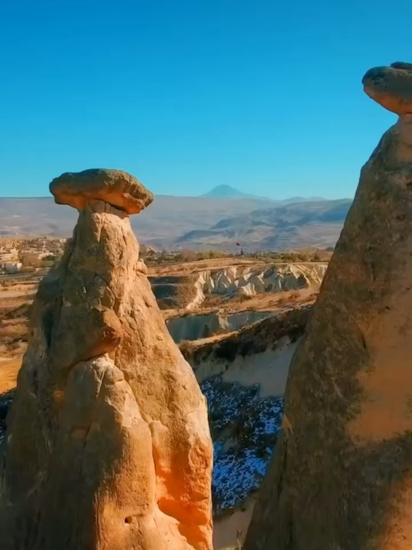 Göreme Milli Parkı..! Rüzgarın ve zamanın şekillendirdiği sıradışı kaya oluşumları, büyüleyici vadiler ve tarihle iç içe bir keşif yolculuğu Göreme Milli Parkı ve Kapadokya’da sizi bekliyor. ✨  Gezsen Türkiye Inst. sayfasından alıntı.