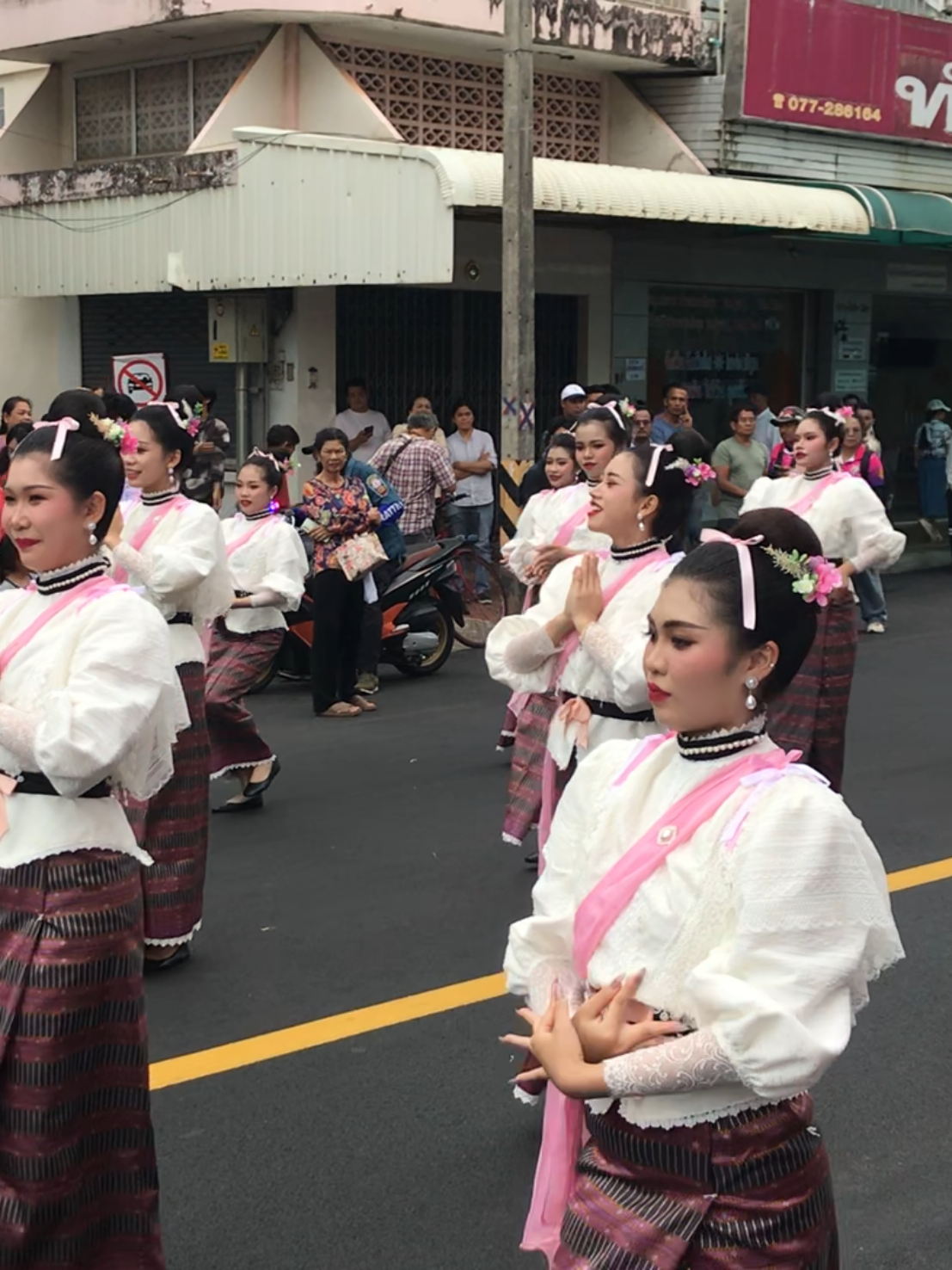 เมื่อโรงเรียนพิบูลมังสาหารซ้อมเทิดพระเกียรติในงานชักพระสุราษฎร์ธานี โชคดีที่อยู่ตรงนั้นพอดี เหมือนโชว์พิเศษเลยครับ จุดอื่นไม่ได้เห็นนะครับ 😂 #พิบูลมังสาหาร #ชักพระสุราษฎร์ธานี68 #เทิดพระเกียรติ 