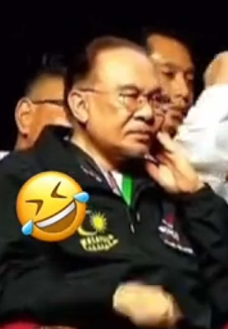 Para sukarelawan yang ikut Sumud tu dah memang betul niat,semangat dan tujuan mereka. Tidak disangkal lagi dan tidak ada apa yang meragukan langsung pada niat mereka. Cuma swinging bowl sorang tu macam tak berapa nak boleh dipastikan samada depan atau belakang. * Credit kepada cameraman yang sangat cekap dan handal serta sangat on time.