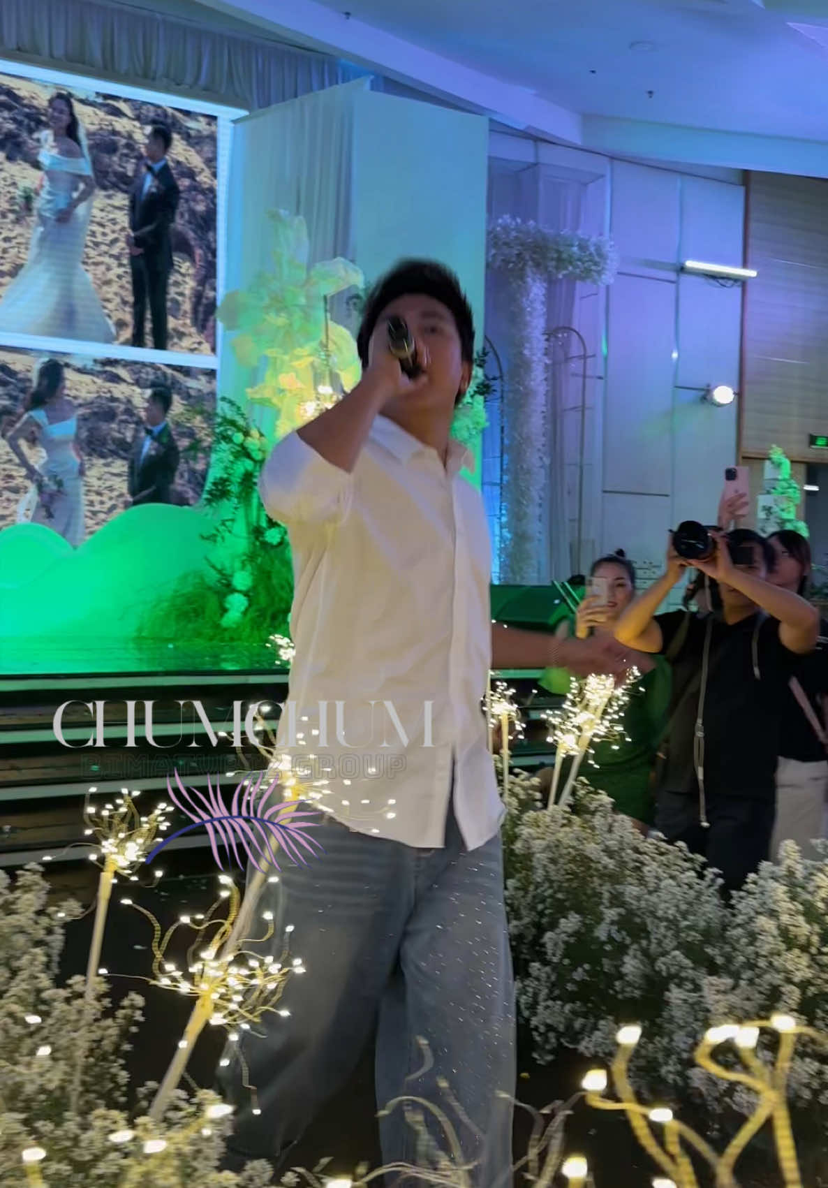 Châu Khải Phong diện sơ mi góp giọng trong đám cưới Đinh Kiến Phong và Trúc Ly #ChumChum #BimatVbiz #Thegioimodels #Lattungvbiz #TiktokGiaiTri #Globalem #dinhkienphong #dinhkienphongbychumchum #linhlan #chaukhaiphong