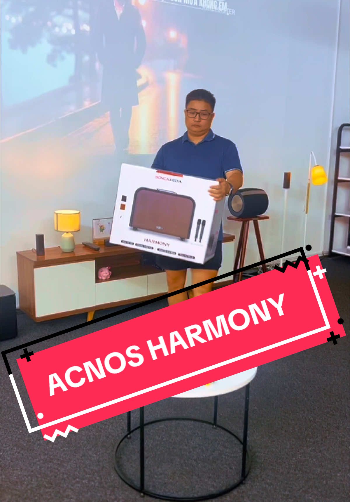 🔥 Clip Unbox & Test Demo qua khả năng nghe nhạc và karaoke cho dòng loa mới nhất Acnos Harmony ♻️Loa Acnos Harmony là dòng loa karaoke di động cao cấp mới nhất năm 2025 đến từ thương hiệu Soncamedia, được phát triển dựa trên thành công của model Acnos Acoustic 3 đình đám trước đó. Loa vẫn giữ cấu trúc âm thanh ba đường tiếng bass 25cm chất lượng cao cùng công suất mạnh mẽ 220W RMS như ở model cũ nhưng được nâng cấp và cải tiến toàn diện về thiết kế, tính năng lẫn cải tiến người dùng. Cụ thể, ở Acnos Harmony đã được tích hợp thêm quai xách vô cùng tiện lợi, Pin có thể tháo rời, thay thế giúp an toàn hơn khi bay. công nghệ DSP nâng cấp giúp âm thanh hài hòa, trong trẻo, nghe nhạc và hát hay hơn cùng loạt màu sắc thời thượng như Nâu da bò và Đen - phù hợp với nhiều phong cách nội thất và cá tính người dùng hiện đại. Đây là lựa chọn lý tưởng cho những ai yêu thích âm nhạc và đam mê ca hát ngay tại nhà hoặc trong các buổi tiệc, dã ngoại. ———————————————————- 🔥 Dream High Audio   🏡 Tầng 2 - Toà Parking Zone 4 - Vinhome Smart City - Tây Mỗ - Nam Từ Liêm - Hà Nội ☎️ Mr Giáp - 0983.725.915 Zalo #dreamhighaudio #amthanhgiadinh #karaoke #acnosharmony #acnosacoustic3 #Soncamedia