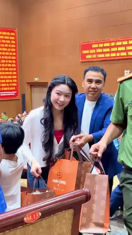 Lọ Lem( Thảo Linh)  mang đến những món quà Trung thu ý nghĩa, gửi gắm yêu thương và niềm vui đến các bạn nhỏ, để đêm trăng rằm thêm trọn vẹn và ấm áp tình người 🌳🌾 #xuhuong #lolem 