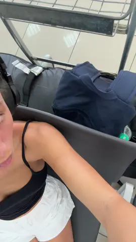 TikToks vor anderen machen immer richtig peinlich… hier sitzen voll viele Leute 😭 aaaaber gleich kommt mein letzter Flug ✈️😝