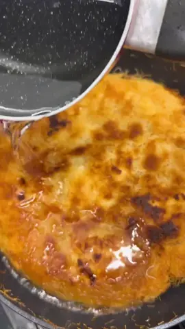 כנאפה מסקרפונה, גאודה וחלווה עם פיסטוקים מקורמלים 🥮💚✨ קינוח חלומי שמחבר בין מזרח למערב — שכבות קדאיף חמאתיות ופריכות, קרם מסקרפונה־גאודה עשיר ונגיעת חלווה מתוקה שמתמזגת בנמסות מושלמת. מעל – פיסטוקים מקורמלים שנותנים קראנץ’ אגדי וסירופ עדין עם ניחוח הדרים. 📋 מצרכים: 🔹 300 גרם שערות קדאיף 🔹 150 גרם חמאה מומסת (או סמנה) 🔹 250 גרם גבינת מסקרפונה 🔹 150 גרם גבינת גאודה מגוררת 🔹 100 גרם חלווה מפוררת 🔹 100 גרם פיסטוקים קלופים למי הסוכר: 🔹 ½ ליטר מים 🔹 300 גרם סוכר 🔹 גרידת תפוז או לימון (לא חובה, אבל מוסיפה ניחוח נפלא 🍋🍊) 👨‍🍳 אופן ההכנה: 1️⃣ ממיסים חמאה ומערבבים היטב עם שערות הקדאיף עד שהן מצופות בשומן ונעשות גמישות ורכות למגע. 2️⃣ משמנים קלות מחבת בקוטר בינוני ומניחים שכבה אחידה של קדאיף בתחתית. 3️⃣ מערבבים את המסקרפונה עם הגאודה והחלווה, ומורחים בעדינות מעל שכבת הקדאיף. 4️⃣ מכסים בשכבה שנייה של קדאיף, מהדקים קלות ומניחים את המחבת על אש בינונית־נמוכה. 5️⃣ מטגנים עד שהשכבה התחתונה מזהיבה ונהיית קריספית, הופכים בזהירות (בעזרת צלחת) ומזהיבים גם את הצד השני. 6️⃣ בינתיים, במחבת נפרדת קולים את הפיסטוקים, מוסיפים מעט מי סוכר (מהסירופ שמכינים בהמשך) ומערבבים עד שהם מצופים בזיגוג מבריק ומקורמלים קלות. 7️⃣ מבשלים את מי הסוכר: מים, סוכר וגרידת הדרים עד שמתקבל סירופ בהיר וחמים. 8️⃣ יוצקים מעט סירופ חם על הכנאפה, מפזרים מעל את הפיסטוקים המקורמלים ומגישים חם#כנאפה #שף #טיקטוקישראל #גבינות 