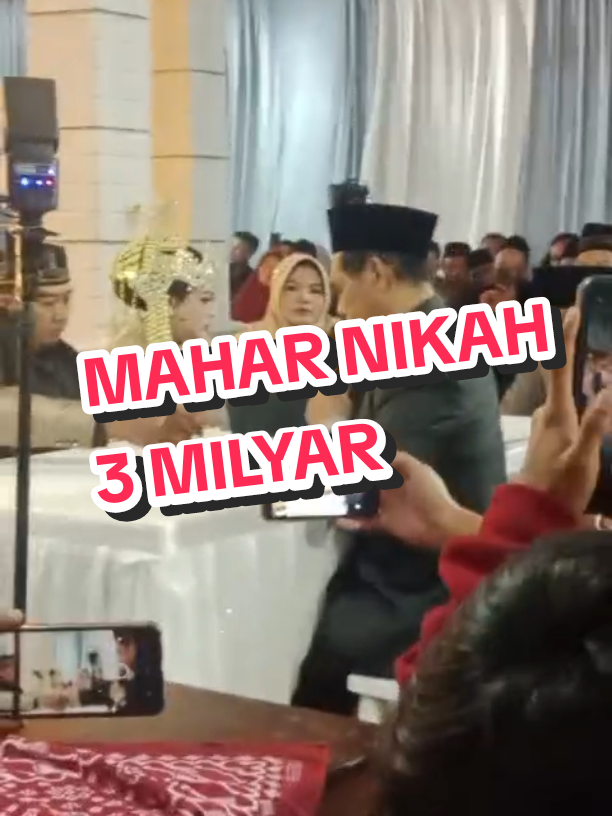 Moment akad nikah di Pacitan ini menghebohkan Kabupaten Pacitan, karena mahar nikahnya senilai 3 Milyar Rupiah. Mahar nikahmu ndisek Piro Mak? #fyppp #maharnikah #nikah3milyar #fypシ゚viral🖤tiktok #nikahmewah 