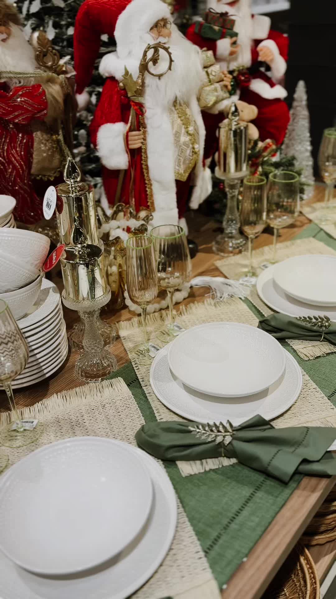 Natal está chegando!! E mostramos que um jogo de jantar em louças brancas pode ser a estrela não só das festividades, mas também do seu dia a dia, trazendo charme e elegância para qualquer ocasião. Quem mais ama a versatilidade na decoração?