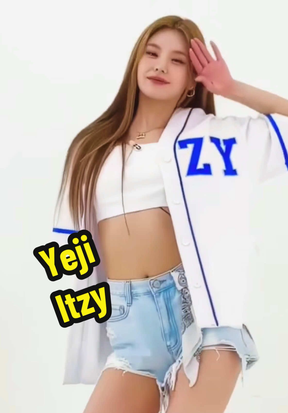 You walk in the room, Yeji is slowly dancing, teasing, kneeling… and you wake up. 🫠 #yeji #yejiitzy #itzy #kpop #dream 