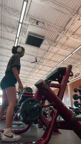 To finish my hammy day 🥵 She’s small but honest work lol #gymmotivation #GymTok #gymmami #hamstrings #sanantoniotx 