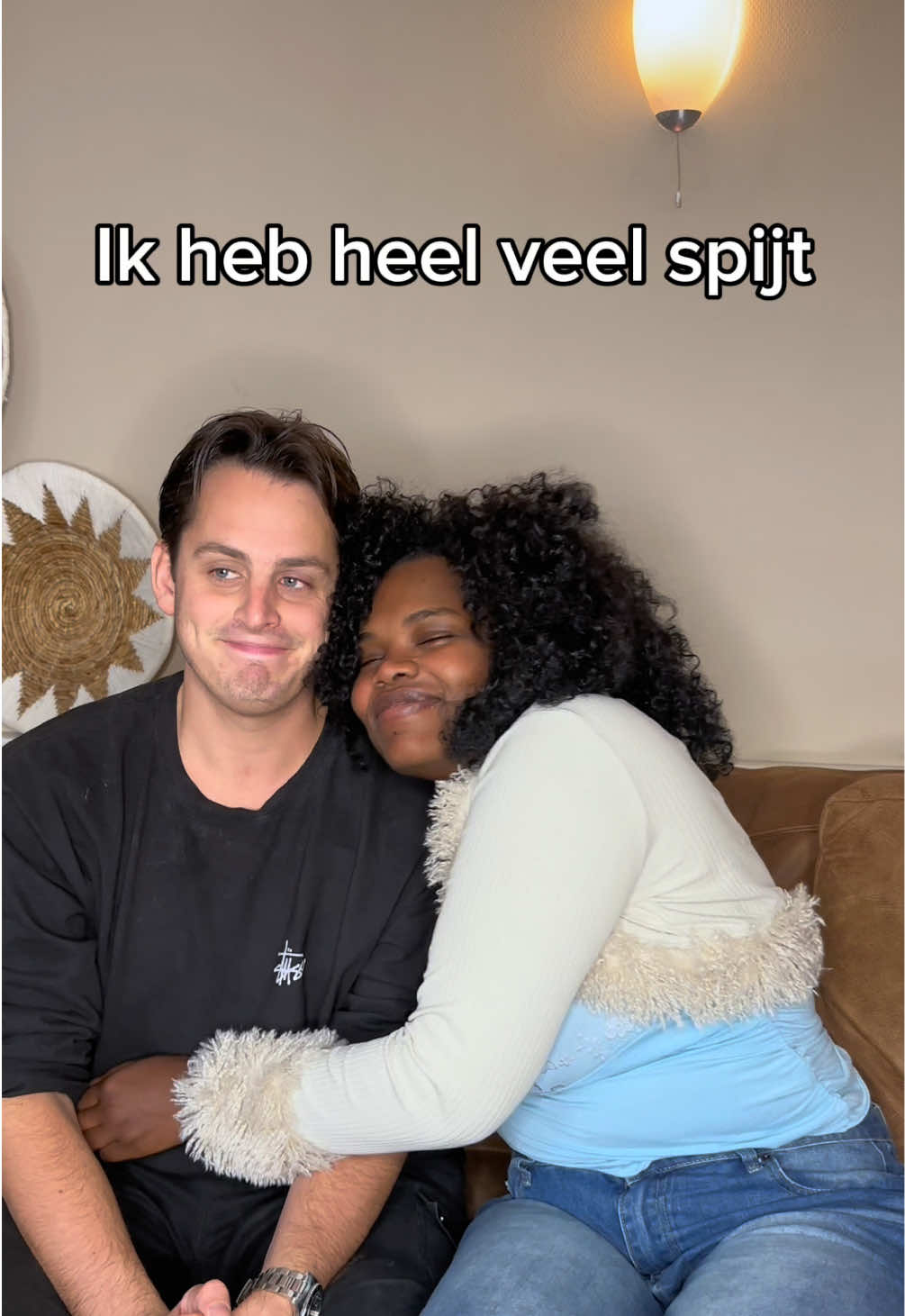 Ik word vanmorgen wakker, geef Emma een knuffel. Geen reactie.  Wat is er nou aan de hand vroeg ik… “WEET JE DAT ECHT NIET?”  Is Emma’s reactie. “Je bent vannacht vreemd gegaan in mijn droom”.  Bij deze bied ik mijn excuses aan, lieve Emma je bent de leukste en mooiste vrouw van het hele universum (toen ik heel Nederland zei was het ook niet goed).  Ik zal het nooit meer doen!!  Xxx Maurits  #emmaenmaurits #grappigefilmpjes #humor #vrouwen #viral @Maurits Hazeleger 