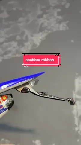 Yang pada nanya Spakbor belakang rakitan sendiri ini dia penampakannya                               -spakbor belakang supermoto universal bariasi                            -Lampu stop rem belakang viar cross 150 -spakbor belakang kolong bawah undertrail              -spakbor belakang srx long pnp wr , beberapa part ada dikeranjang kuning sisanya ada ditoko orange