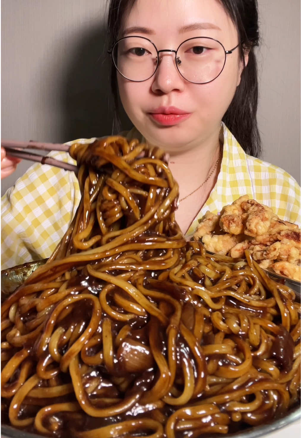 짜장면 윤기좔좔 꾸덕꾸덕 짜장면 데리고왔숨다!! 황홀했던 첫입과 밥 비벼 먹을때의 짜릿함 . . #짜장면 #김치 #kimchi #mukbang #먹방 