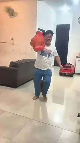 Seusai mengikuti tahlilan di rumah tetangga, seorang koko tampak berjalan pulang dengan senyum lebar di wajahnya. Di tangannya, ia menggenggam bingkisan sederhana berisi makanan dan sembako, tanda terima kasih dari tuan rumah. Wajahnya berseri, bukan semata karena isi bingkisan itu, tetapi karena hangatnya rasa kebersamaan yang ia rasakan malam itu. Di tengah doa dan dzikir, tak ada sekat agama atau perbedaan. Semua hadir dengan niat tulus, berbagi duka, menunjukkan empati. Momen itu menjadi potret kecil dari toleransi yang hidup di tanah air, Indonesia.  Sebuah negeri di mana keberagaman bukan penghalang, melainkan jembatan yang mengikat hati dalam kebersamaan. Source 🎥 kokojesse_cecedebby