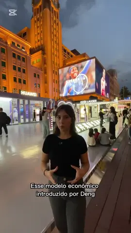 🇨🇳 A correspondente do @brasil247 na China, Bianca Penteado, revela a VERDADE sobre o modelo econômico chinês. Desde as reformas e a abertura de mais de 40 anos atrás, o país se transformou: marcas estrangeiras estão por toda parte, e o padrão de vida, e consumo, dos chineses disparou. 💹🛍️ 👉 Assista e entenda como a China virou o maior mercado do mundo.