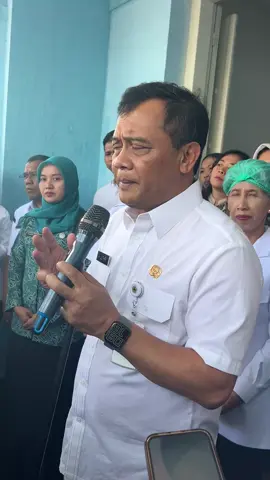 Gubernur Jawa Tengah Ahmad Luthfi menginstruksikan seluruh dinas kesehatan di kabupaten/kota untuk membuat Posko Makan Bergizi Gratis (MBG) yang berfungsi sebagai tempat pengaduan, pengecekan, dan tanggap kesegeraan ketika terjadi permasalahan. #ahmadluthfi #gubernur  #jawatengah #mbg  #makangratis 