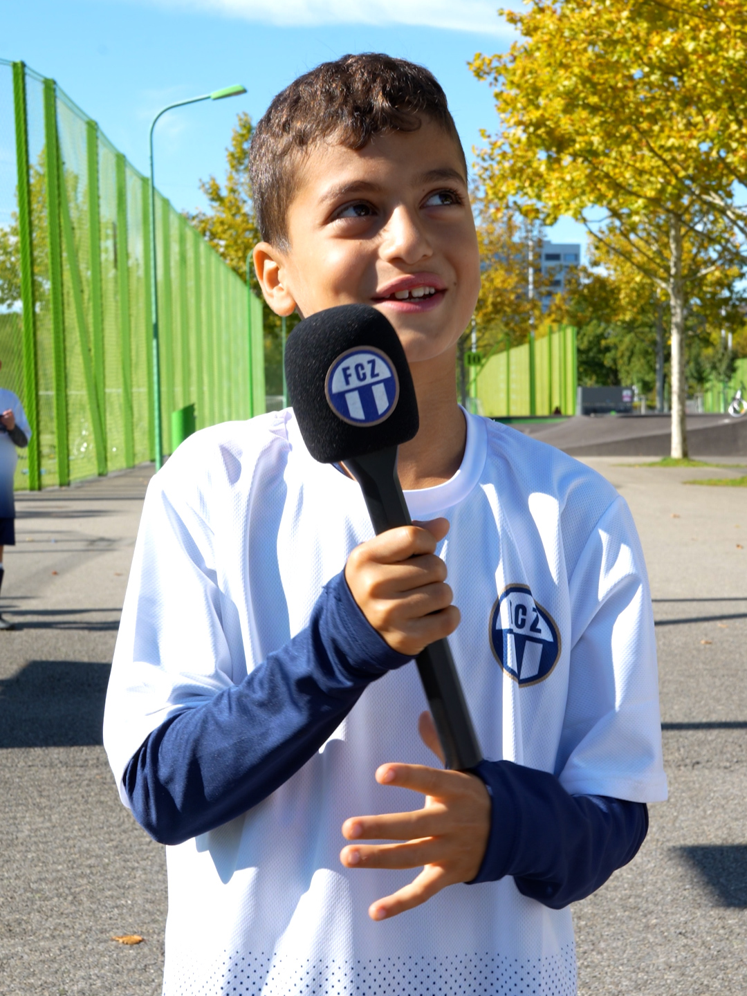 𝐂𝐚𝐭𝐜𝐡-𝐮𝐩 𝐦𝐢𝐭 𝐝𝐞𝐧 𝐕𝐨𝐫𝐛𝐢𝐥𝐝𝐞𝐫𝐧🌟 Wie bei jedem FCZ Kids Camp im Heerenschürli haben auch diese Woche zwei unserer Spieler aus der ersten Mannschaft die Kids besucht. 👧🧒👦⚽️ Umeh Emmanuel und Damienus Reverson standen der nächsten Generation von FussballerInnen für Selfies und Autogramme zur Verfügung. 💙🤍 #fcz