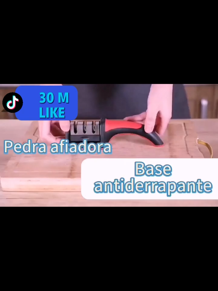 🔪✨ Diga adeus às facas cegas! Com o Amolador de Facas Profissional 3 em 1, suas facas ficam afiadas em segundos. Ideal pro dia a dia, festas e churrascos 🍖 Cabo anatômico, base antiderrapante e três níveis de afiação pra deixar o fio perfeito! Rápido, prático e essencial na sua cozinha 👨‍🍳 #AmoladorDeFacas #FacasAfiadas #CozinhaPrática #ChefEmCasa #ChurrascoPerfeito #UtilidadesDomésticas #Culinária #AlexMarinsVendas #DicasDeCozinha #VendasOnline #CozinhaInteligente #ProdutosÚteis  link do produto https://s.shopee.com.br/8V09z1R88l