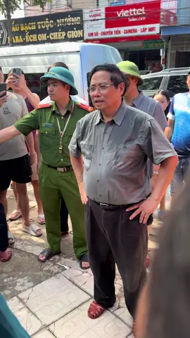 Thủ Tướng Chính Phủ và bộ trưởng bộ quốc phòng hỏi thăm người dân vùng lũ ở Thái Nguyên #thainguyen #phamminhchinh #phanvangiang 