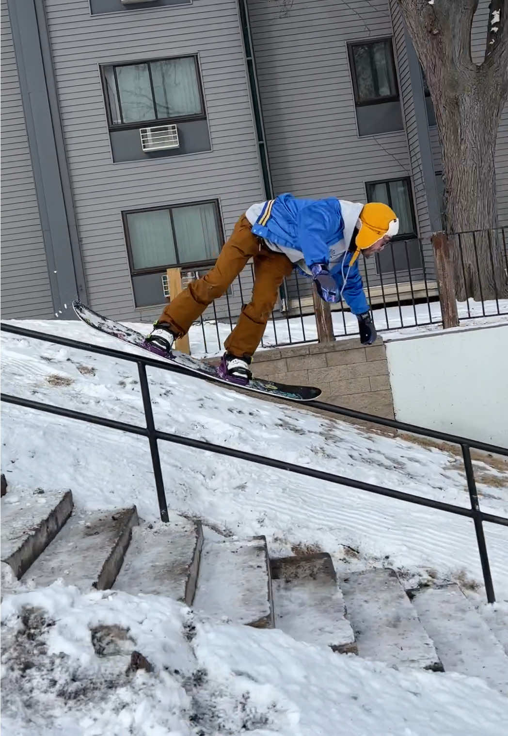 J putting the new DNA Pro to work in the streets 😤  #deeluxeboots #snowboardingisourID #snowboarding #street 
