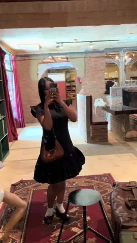 Puffelle Black siap nemenin momen ngopi cantik effortless tapi tetep standout 🖤 Vibe chill, look tetep on point ✨ #PuffelleBlack #WearByJuly #NgopiCantik #StayStylish