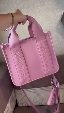 #stevemadden #bolsasgdldama #modayestilo #bolso#hermosa bolsa en color rosa Barbie para las chicas girl las que les gusta este color muy lindo , tenemos este bolso con tirante largo con la marca esteve y agarraderas de mano muy elegante y de moda en tamaño mediana , no te quedes sin tu regalo de esta temporada y ven y aparta el tuyo , regálate algo que lucirás y te hará sentir mejor mándanos mensaje y te damos más información 🫶🏻🤗🎁🎁👜💼👟🎒
