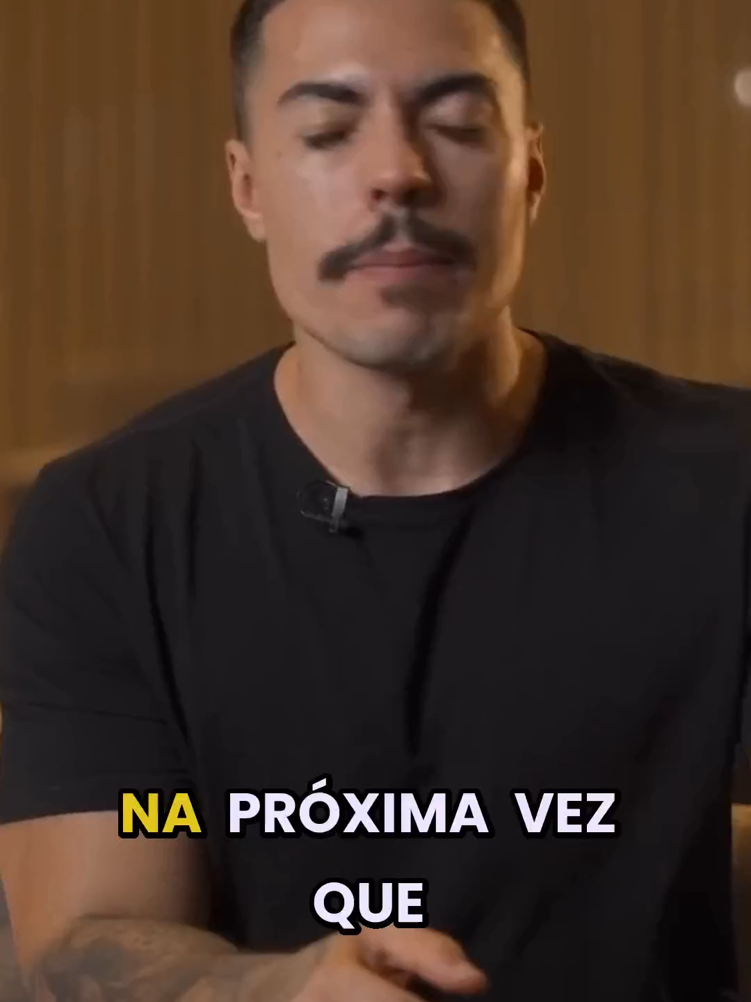 Você pode se impor sem dizer uma palavra. Quer aprender como? Comece pela postura. 🔥 Siga @cortes.fealvs para mais conteúdo sobre masculinidade, comunicação e presença. #postura #presença #confiança #masculinidade #desenvolvimentopessoal #posturamasculina
