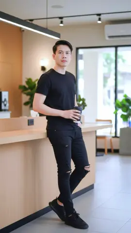 @Noyinkheuangkham😘:แจกคำสั่งgemni:ใช้รูปภาพโดยไม่เปลี่ยนใบหน้าชัด 100% ผิวเรียบขาวสวมเสื้อยืดสีดำแขนสั้น กางเกงยีนส์สีดำขาด ยืนโพสต์ท่าแบบเท่ๆเห็นเท้าด้วย ถือแก้วกาแฟอเมซอน ที่เค้าเตอร์ มองกล้องด้วยสีหน้าที่สงบและครุ่นคิด บรรยากาศในคาเฟ่ตอนกลางวัน แสงไฟแบบภาพยนตร์นุ่มนวล องค์ประกอบมินิมอล รายละเอียดใบหน้าคมชัด พื้นผิวธรรมชาติ สไตล์หรูหรา อัตรา รูป 9:16 #gemini #ai #แจกคำสั่งgemini 