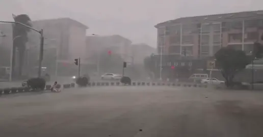 Yo yendo a trabajar porque no suspendieron la chamba 😞☔️🌧️ #lluvia #agua #triste #mojarse #caida