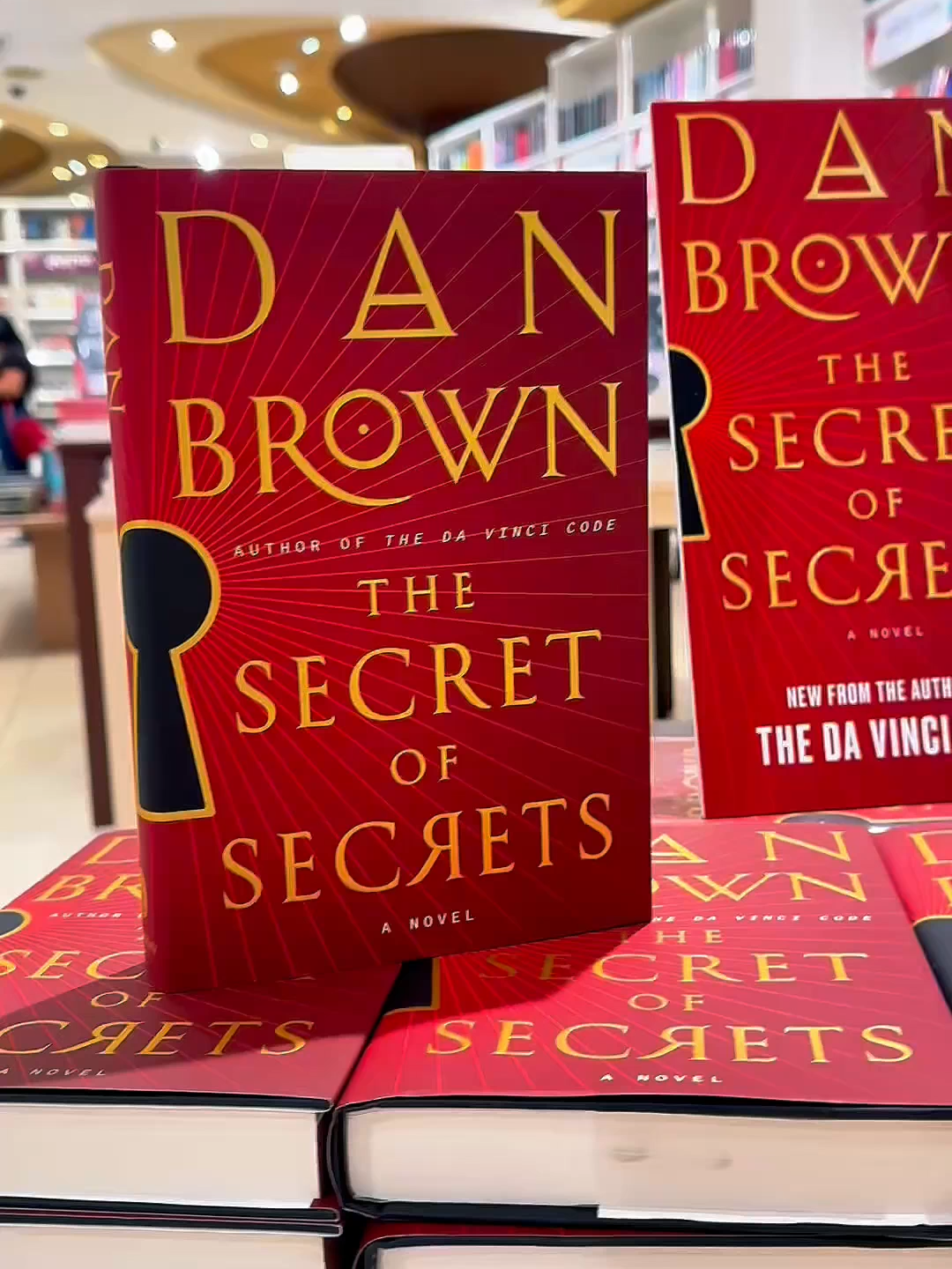 Intriga, historia y enigmas… Dan Brown lo vuelve a hacer 👀 ¿Listo para descubrir The Secret of Secrets? #libreriainternacional #costarica #libreriainternacionalcr #thesecretofsecrets #lectura #libros #libroslibroslibros #libroslibroslibros📚 #literatura #librosrecomendados #librostiktok#recomendaciones #thriller