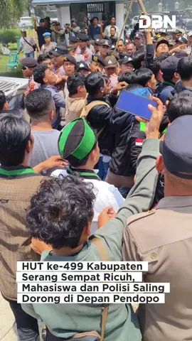Sempat Ricuh di depan Pendopo Bupati Serang! Aksi mahasiswa warnai peringatan HUT ke-499 Kabupaten Serang, Rabu (8/10/2025). Isu yang diangkat: pengelolaan sampah & lapangan pekerjaan. 🎙️ Bupati Ratu Rachmatuzakiyah akhirnya turun langsung menemui massa. #Serang #KabupatenSerang #BeritaTerkini #DBN #ViralBanten 