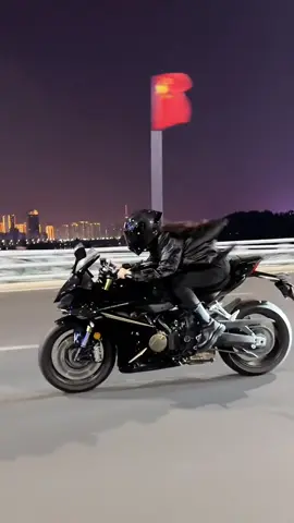 Lòng tốt của cô ấy không có mục đích, và không có chỗ cho sự thờ ơ. #XeMôTô #800Sports #PhụNữLáiXe