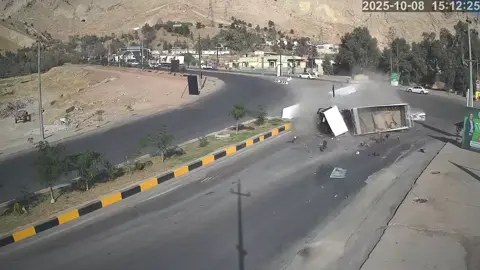 دیمەنی ساتی وەرگەڕانی ئۆتۆمبێلێکی بارهەڵگر لە نزیک ماسی پەری دەریا لەدەربەندیخان کە بووە هۆی گیانلەدەستدانی شۆفێرەکەی ئۆتۆمبێلەکە مادەی کحولی پێبوو