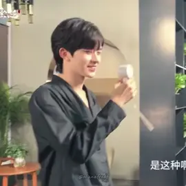 man is so hot that he always need a fan 😂 #desire4 #eliothuang #huangxing #abodesire #xingqiu 