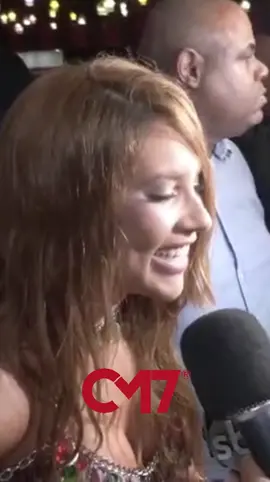 Durante entrevista à imprensa na noite desta terça-feira (7), Virginia Fonseca comentou sobre o término do relacionamento com o jogador Vinicius Júnior, confirmado horas antes por sua assessoria. Questionada se o fim do relacionamento a abalou, a influenciadora respondeu com bom humor: “Zero [propostas]. O povo não chega em mim, acho que tem medo”, brincou. Em meio à agenda intensa e à recente estreia como rainha de bateria da Grande Rio, Virginia disse estar focada no trabalho e na alegria do samba: “A gente tem que trabalhar. Segue a vida, amor. Levanta a cabeça, princesa, e vai. Samba cura tudo, até coração partido”, afirmou sorrindo. O término veio após o vazamento de conversas do jogador com outras mulheres, trocadas enquanto ele e Virginia ainda se conheciam. Em nota, a assessoria da influenciadora confirmou a separação e afirmou que a decisão foi amigável. Créditos: @marceloreportercinematografico || @myhoodbr