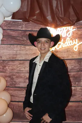 Felicidades hijo mío feliz 15        Love 😘🥳🥳😘@Elcompajuancholin1 
