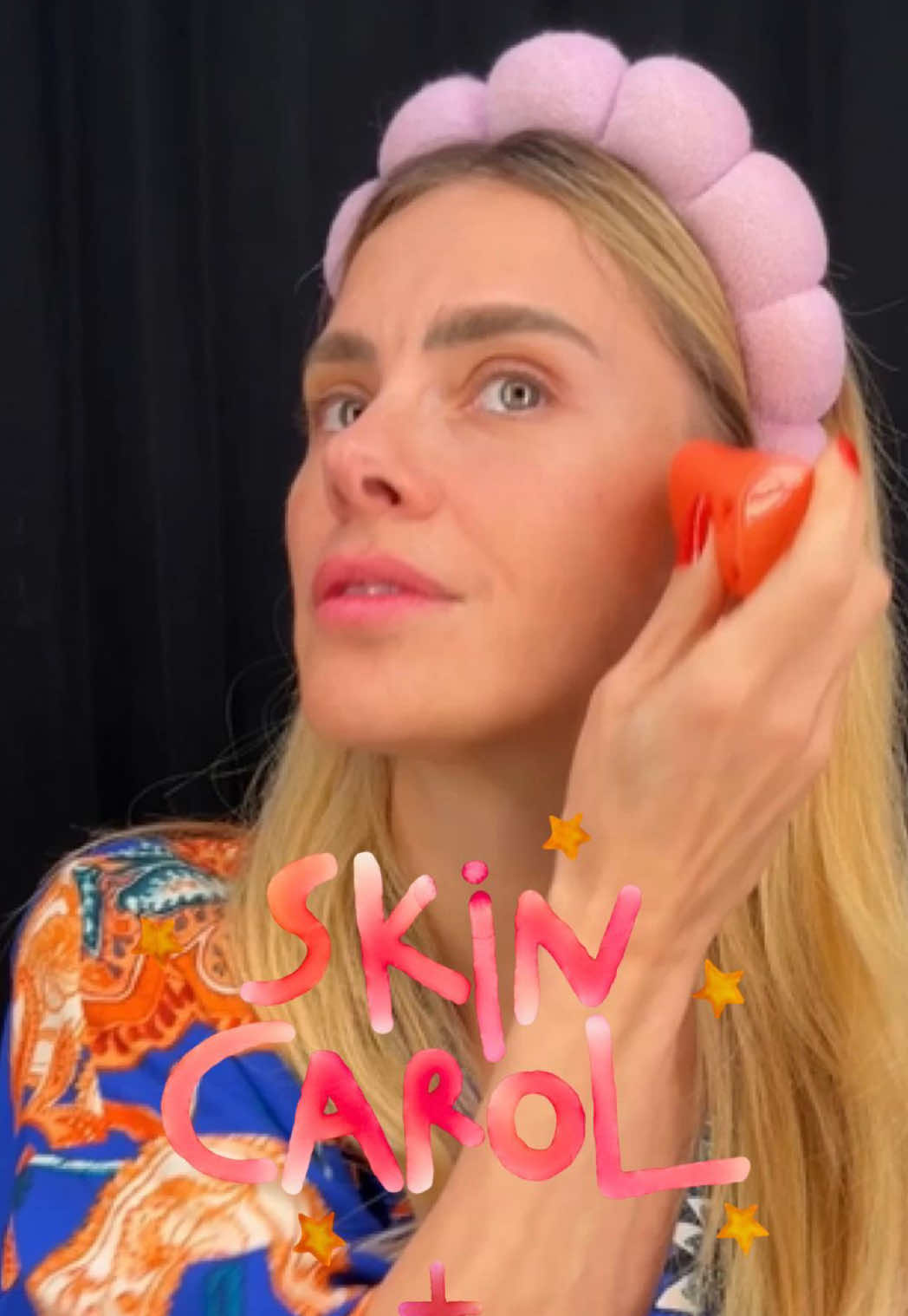 mais um #skincarol no ar 🧡  e é claro que  tinha que ser com o super lançamento da @sallve o protetor solar em bastão antioleosidade, meu novo favorito! prático pra levar na bolsa e perfeito pro dia a dia, ele tem FPS 50, deixa a pele matificada na hora e ainda controla a oleosidade por até 12h e o melhor? com o uso contínuo, trata a oleosidade  a longo prazo ah, e não esquece: usando o cupom CAROLA10, você garante 10% de desconto nas compras acima de R$149, por tempo limitado!