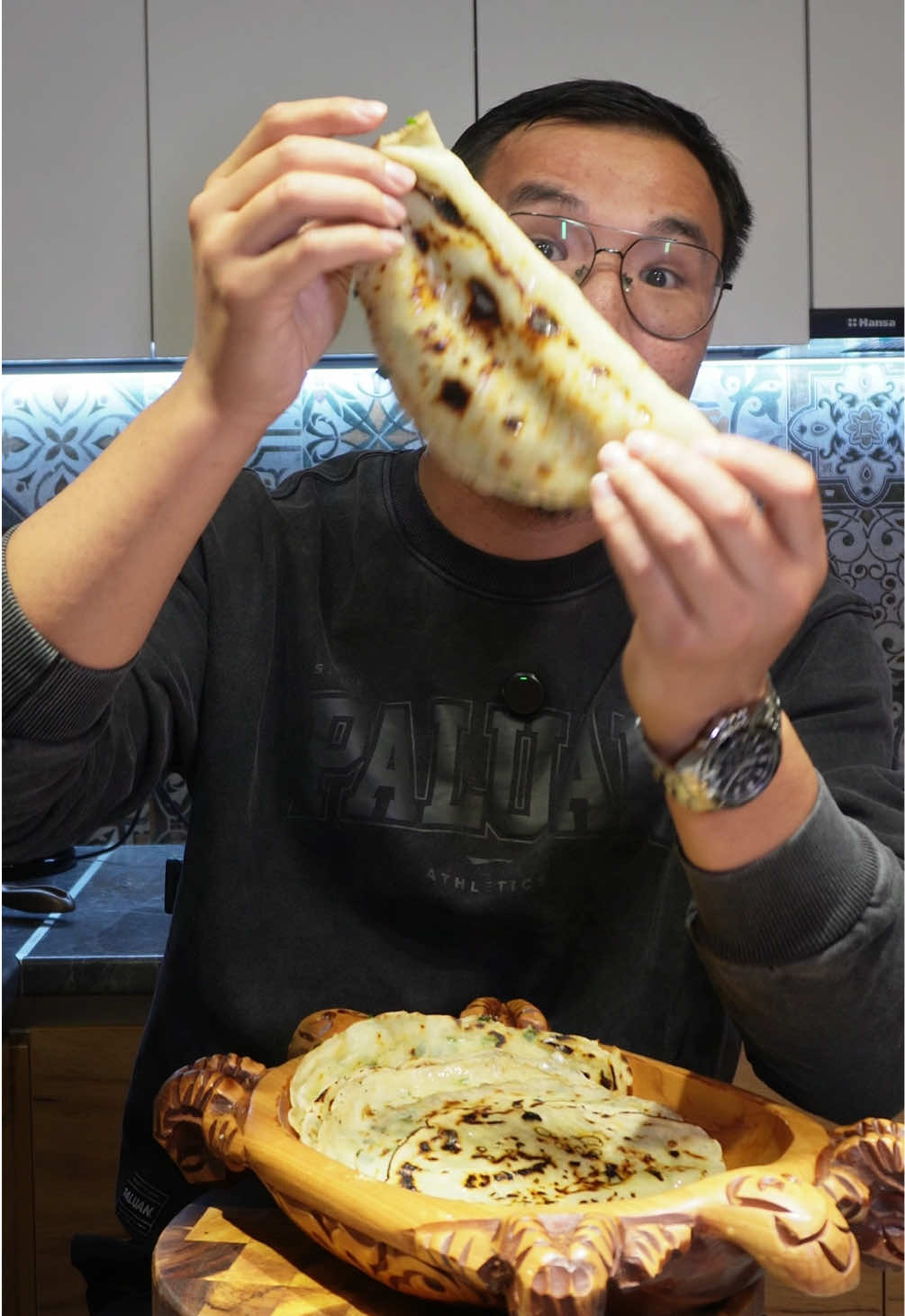 назавем это ( блинчики с начинкой)  тесто : вода 400-450 мл мука 200г соль  ст. л растительное масло  начинка все что захотите 😁