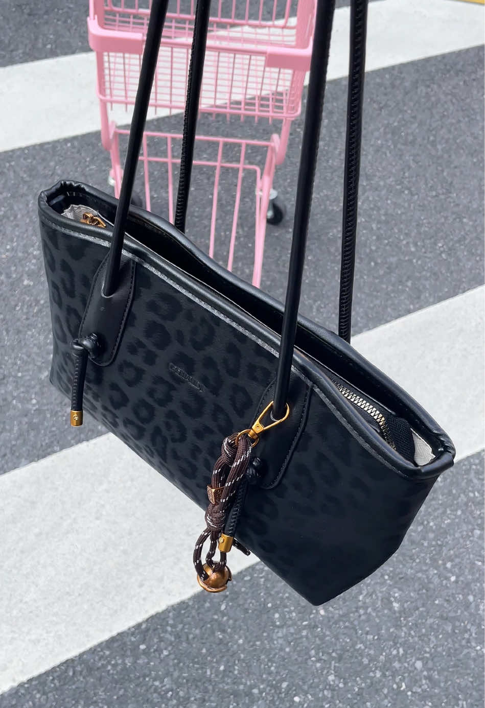 Obsessed with this bag 💕✨ #totebag #whatsinmybag #fallfreshness #tiktokshopfalldealsforyou #tiktokshopblackfriday 