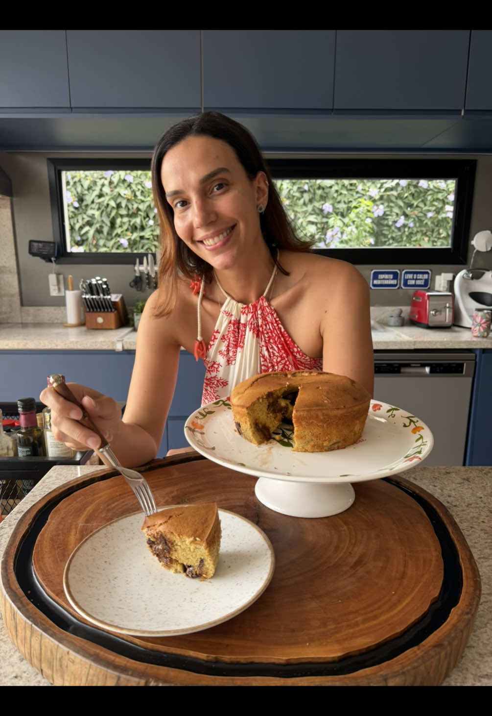 Pra fazer sucesso no Dia das Crianças tem receita de bolo, sim. E ainda e saudável!😍 Vem com a @Izabela Dolabela Sim  INGREDIENTES  4 bananas maduras 4 ovos   180 gramas de pasta de amendoim ou outra de sua preferência 1 colher de chá de extrato de baunilha 200 gramas de farinha de amêndoas (ou de aveia) 1 colher de sopa de fermento 100 gramas de gotas de chocolate de sua preferência MODO DE PREPARO Bata as bananas, os ovos, a pasta de castanha, a farinha e o extrato de baunilha no processador. Quando estiver homogêneo, adicione o fermento e as gotas chocolate. Misture com uma colher. Coloque a massa em uma assadeira untada. Asse em forno preaquecido por cerca de 20 a 30 minutos ou até que o bolo esteja dourado. #DiadasCrianças #DiadasCriançasNoReceitas 