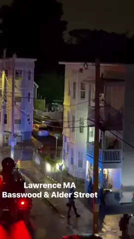 Esta mañana, alrededor de las 6:00 a.m., se llevó a cabo un operativo federal en Lawrence (MA) con redadas en varias zonas, incluyendo Basswood Street y la esquina de Alder Street y Diamond Street. Vecinos reportaron explosiones atribuidas a bombas de luz antes de la entrada de los agentes. En Basswood Street habrían arrestado a cuatro personas, mientras que en Diamond Street los agentes inspeccionaban un vehículo en un residencial. Hasta ahora, no hay información oficial sobre el motivo del operativo. #operativos🚨 #lawrence #news #noticias #ultimahora 