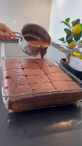 Selam canlar ❤️ Bugün sizlerle ıslak kek tarifini paylaşmak istiyorum 😍 • 🍫tarif: ( 1 su bardağı 200 ml ; 1 çay bardağı 100 ml) 3 yumurta 1,5 su bardağı şeker 1,5 su bardağı süt 1 su bardağı sıvıyağ 2 su bardağı un 2 paket kabartma tozu 1 paket vanilya 3 yemek kaşığı kakao 🍫sos için: 3 yemek kaşığı kakao yarım su bardağı şeker 2 su bardağı süt yarım çay bardağı sıvıyağ 🍫yapılışı: İlk olarak yumurta ve şekeri çırpalım daha sonra sıvı yağ süt ve vanilya ilave Edip devam çırpalım.un kakao kabartma tozu ilave Edip çırpalım. Borcama yağlayıp kek hamurunu içerisine döküp 180°’de 35 40 dakika kadar pişirelim. çikolata sos için süt sıvı yağ şeker ve kakao tencereye alıp çırparak pişirelim kaynamaya başladıktan sonra kenarı yağ alalım. Piştikten sonra kekmizi keselim. üzerine çikolata sosunu dökelim. En az iki 3 saat dinlenmeye bırakalım. Afiyet olsun❤️ • • Hallo meine Lieben ❤️ Heute möchte ich mit euch das Rezept für den saftigen Schokokuchen teilen 😍 • 🍫Rezept: (1 Glas = 200 ml ; 1 Tasse = 100ml) 3 Eier 1,5 Glas Zucker 1,5 Glas Milch 1 Glas Öl 2 Glas Mehl 2 Päckchen Backpulver 1 Päckchen Vanillezucker 3 Esslöffel Kakao 🍫Für die Soße: 3 Esslöffel Kakao Halbes Glas Zucker 2 Glas Milch Halbe Tasse Öl 🍫Zubereitung: Zuerst Eier und Zucker aufschlagen, danach Öl, Milch und Vanillezucker hinzufügen und weiter rühren. Mehl, Kakao und Backpulver dazugeben und verrühren. Die Auflaufform einfetten und den Teig hineingießen. Bei 180° etwa 35–40 Minuten backen. Für die Schokoladensoße Milch, Öl, Zucker und Kakao in einen Topf geben und unter Rühren aufkochen. Sobald es zu kochen beginnt, vom Herd nehmen. Nach dem Backen den Kuchen in Stücke schneiden und die Soße darüber gießen. Mindestens zwei bis drei Stunden ruhen lassen. Guten Appetit ❤️ • • #kek #pasta #ıslakkek #schokokuchen #kuchen               