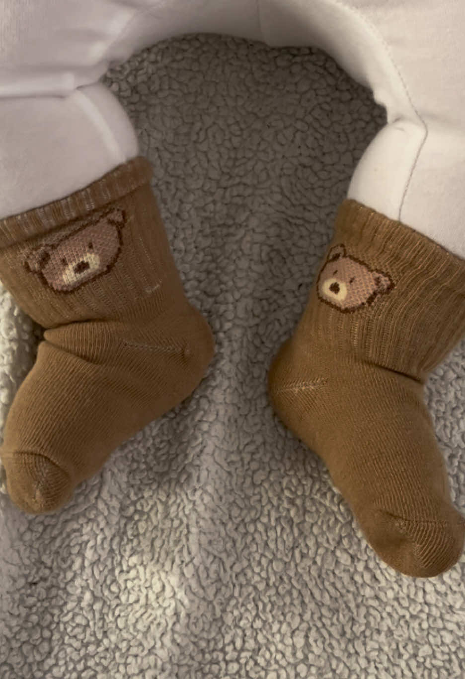 Des chaussettes trop mignonnes avec un petit ourson 🧸💖  Parfaites pour les petits pieds tout doux !  Dispo maintenant sur TikTok Shop 👶✨  #chaussettes #ourson #bébé #tiktokshop #maman 