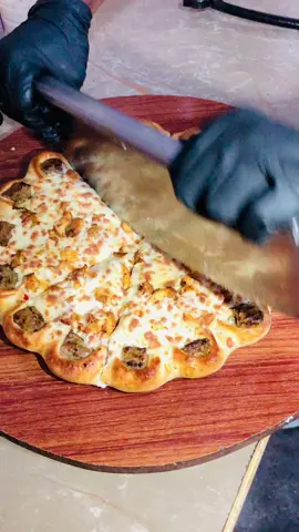 Wo bi ap ka Paiso sa😂🤤  Crown Crust Large only 1300 #cheeziousbites #trending #pizzalovers #crowncrustpizza #cheese 