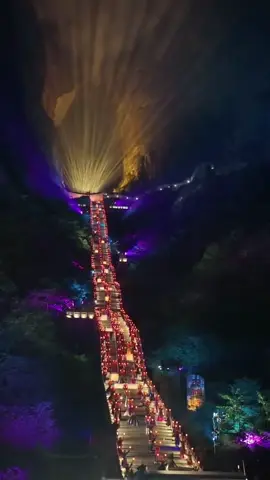 Núi Thiên Môn là một ngọn núi nổi tiếng thuộc thành phố Trương Gia Giới (Zhangjiajie), tỉnh Hồ Nam, Trung Quốc. Đây là một trong những điểm du lịch thiên nhiên ngoạn mục và nổi tiếng nhất Trung Quốc, được mệnh danh là “cổng trời” do có một hang xuyên núi tự nhiên khổng lồ nhìn như một cánh cổng mở ra thiên đàng. #xuhuong #nuithienmon #truonggiagioi #vairal #cotambooking 