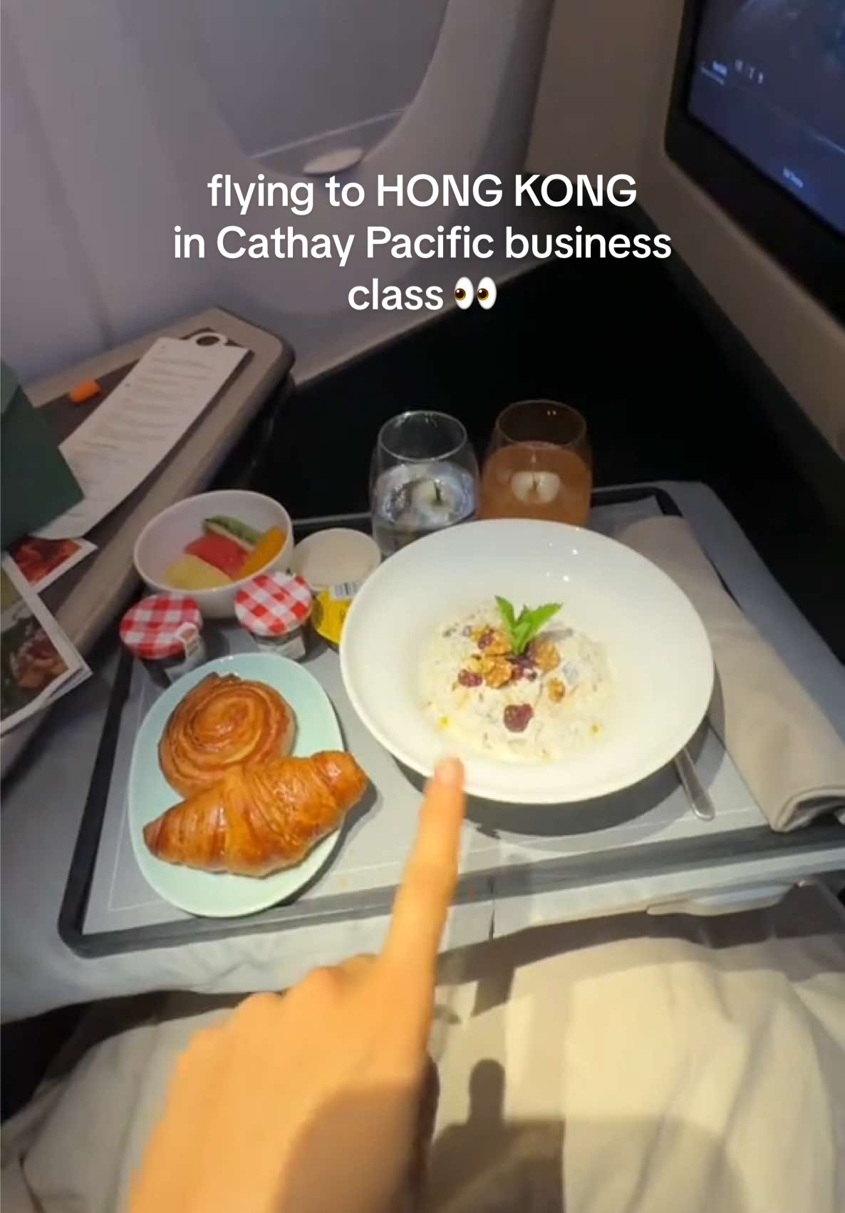 fly with me to Hong Kong @Cathay Pacific ✈️ Business Class! the best food I've ever had on a flight 👀 #movewithcathay flying their Airbus A350-900 !!