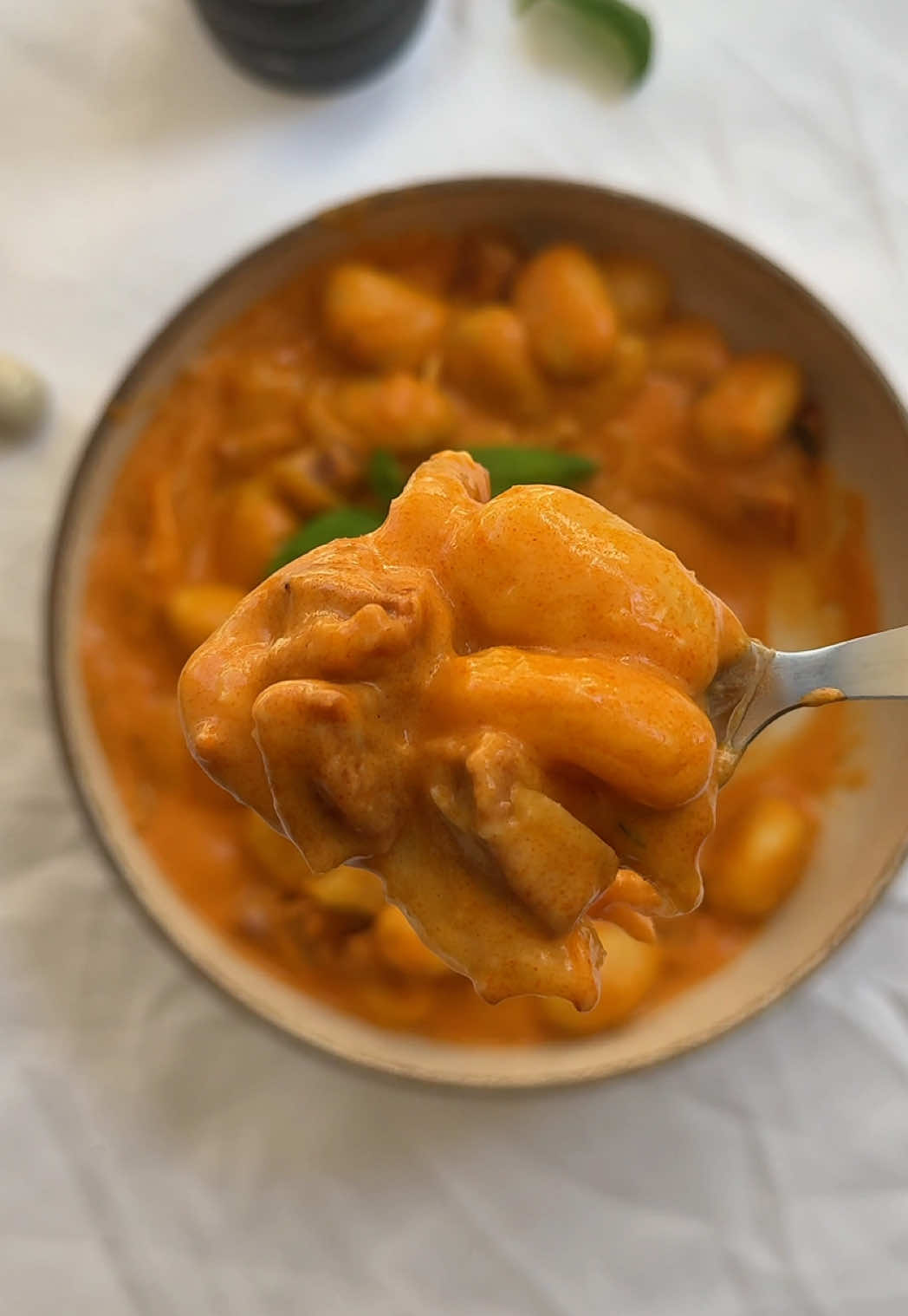 Cette recette de gnocchis est tout simplement parfaite. Vous aurez besoin que d’un plat, c’est prêt en 5 minutes et c’est incroyable. De plus c’est une recette qui plaira à tout le monde🌶️🍂 Ingrédients pour 4 personnes  - 2 boite de gnocchis - 1 chorizo - 20cl de crème fraiche - 2 cuillère à soupe de concentré de tomate - 2 bouillon de volaille - 40cl d’eau - 1 oignon - 1 gousse d’ail - 1 mozzarella Préparation : 1. Découper l’oignons, l’ail et le chorizo en petit morceaux et les faire revenir dans une cocotte. 2. Rajoutez le concentré de tomate, la crème fraiche, les gnocchis, l’eau et les cubes de volaille. Mélangez bien que tout soit bien homogène. Rajoutez la mozzarella et couvrez. Laissez cuire 5 minutes le temps que la mozza soit bien fondante et régalez vous! 3. Bon appétit 😋  #recette #Recipe #recipeoftheday #gnocchi #recetteautomne 