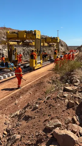 Obras Transnordestina colocando os trilhos dormente 